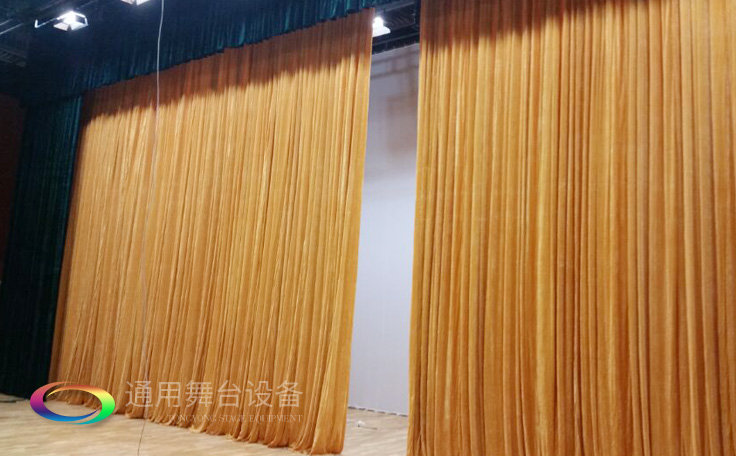 舞臺大幕舞臺阻燃幕布www.tywt.cn、二、三道幕等分割表演區(qū)域，移換場景不間斷