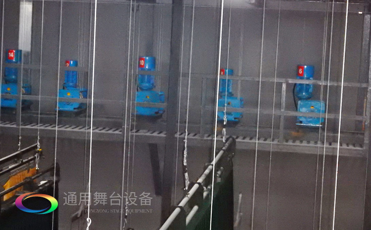 十余年銳意攀登，奮發(fā)圖強(qiáng)！舞臺(tái)幕布、機(jī)械等一站式選購供應(yīng)商，舞臺(tái)機(jī)械、音響、燈光工程設(shè)計(jì)施工承包壹級(jí)資質(zhì)——通用舞臺(tái)