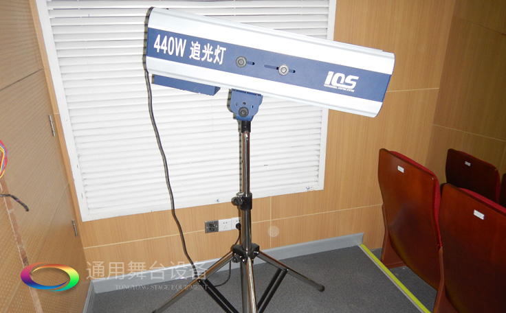 十余年銳意攀登，奮發(fā)圖強(qiáng)！舞臺(tái)幕布、機(jī)械等一站式選購供應(yīng)商，舞臺(tái)機(jī)械、音響、燈光工程設(shè)計(jì)施工承包壹級(jí)資質(zhì)——通用舞臺(tái)