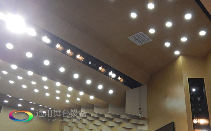 科學(xué)計(jì)劃工期、合理交叉施工，保質(zhì)保量順利完成工程的交付！通用舞臺(tái)阻燃幕布承接羊城廣州培英中學(xué)報(bào)告廳項(xiàng)目！