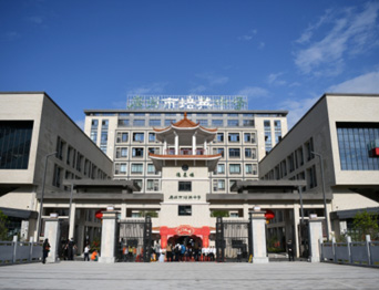 通用舞臺吊桿承接廣州市培英中學(xué)，大屏幕顯示系統(tǒng)、音頻擴(kuò)聲系統(tǒng)、燈光系統(tǒng)、舞臺吊桿及機(jī)械等多系統(tǒng)相互協(xié)作