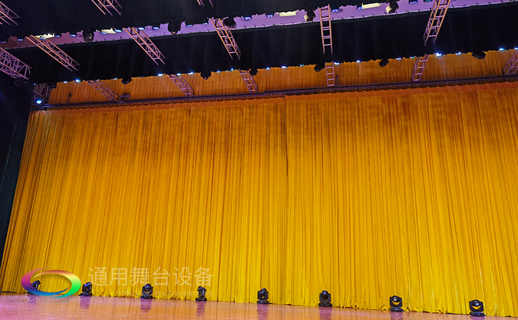 牽引大幕啟閉運動的機械設(shè)備。大幕機（proscenium curtain machinery）