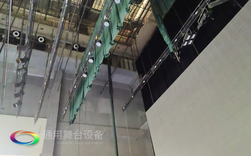 廣西梧州某劇場(chǎng)順利通過項(xiàng)目驗(yàn)收 項(xiàng)目設(shè)計(jì)舞臺(tái)機(jī)械、舞臺(tái)吊桿系統(tǒng)、專業(yè)燈光系統(tǒng)等