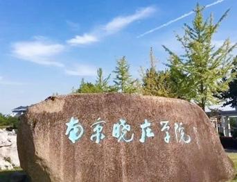 通用舞臺承建：南京曉莊學(xué)院報(bào)告廳舞臺項(xiàng)目（舞臺音響、舞臺燈光吊桿、幕布...
