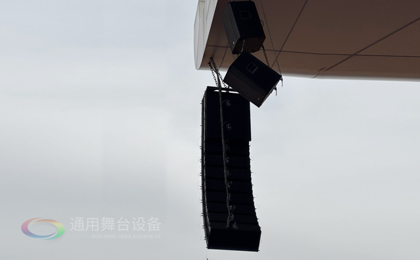 通用舞臺機械完成某高校體育場線陣列音箱、舞臺吊桿等設(shè)備架設(shè) 提升大型活動視聽體驗