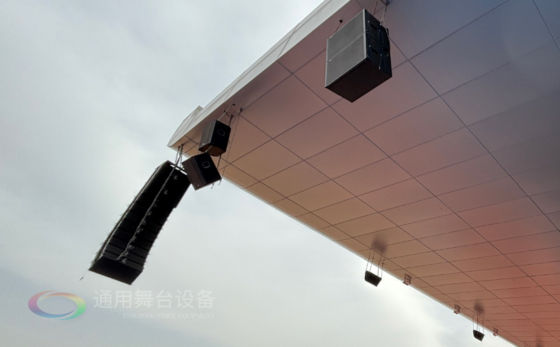 通用舞臺機械完成某高校體育場線陣列音箱、舞臺吊桿等設(shè)備架設(shè) 提升大型活動視聽體驗