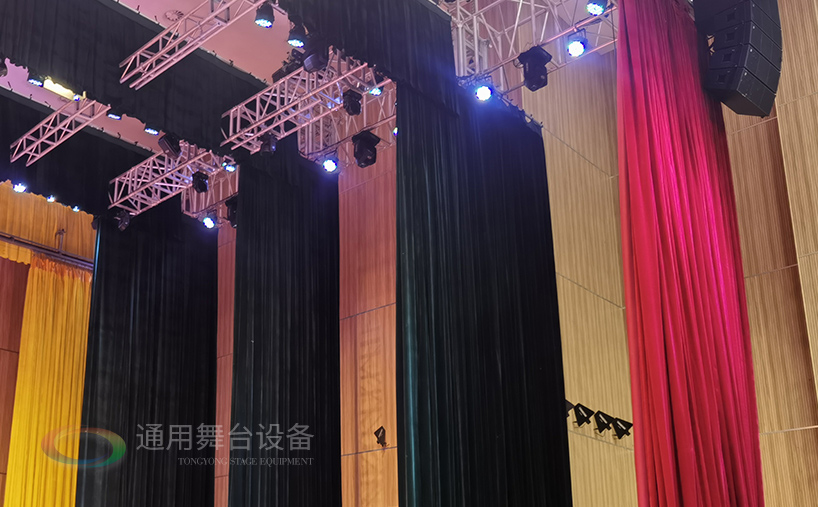 舞臺(tái)幕布怎么選？不同場(chǎng)景舞臺(tái)幕布選型與配置方案解析